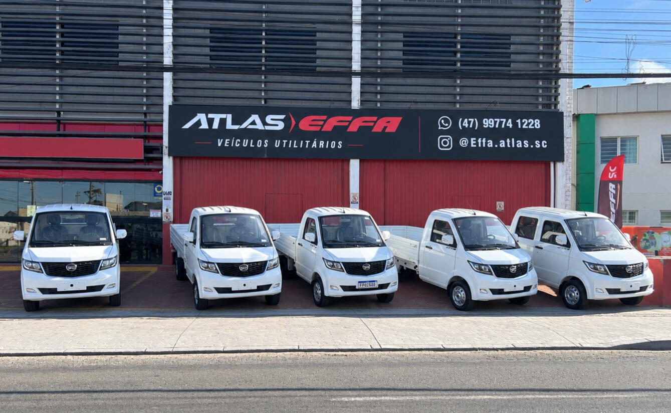 Frota Effa branca estacionada na Atlas Motors em Itajaí